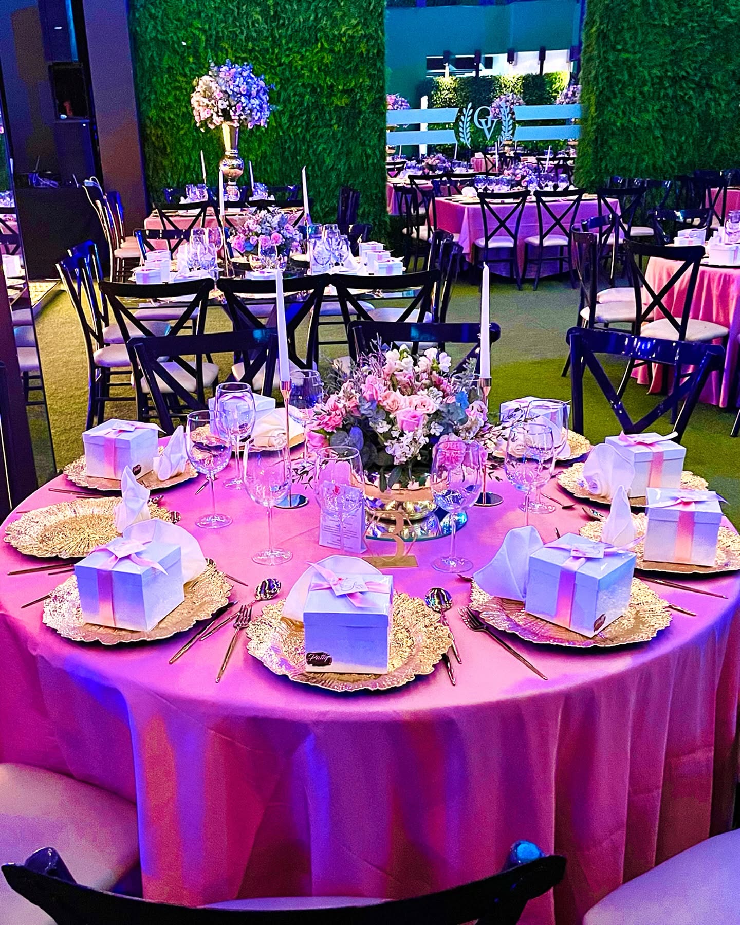 Mesa con detalles en rosa